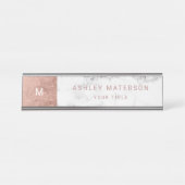 Modernes Rosengoldweißes Marmorfarbblockmonogramm Schreibtischnamensplakette (Vorderseite )
