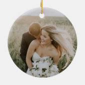 Modernes Rot - unser erstes Weihnachtsfest-Foto Keramik Ornament (Hinten)