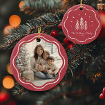 Modernes, rotes Foto mit Wavy Frame-Familie Keramik Ornament<br><div class="desc">Mit unserem Modern Wavy Frame Family Foto-Ornament können Sie Ihren Baum mit Charme bereichern! Niedliche gedämpfte Weihnachtsbaumgestaltung & individueller Text!</div>