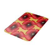 Modernes rotes Mohnmuster auf der gelben Bademasse Badematte (Schrägansicht)