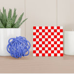 Modernes rotes, weißes kroatisches Schachbrettmust Fliese<br><div class="desc">Diese Keramik Kachel weist ein beliebtes kroatisches Schachbrettmuster in Rot und Weiß auf.</div>