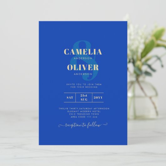 Modernes Royal Blue Monochrome Wedding INVITE Einladung (Stehend Vorderseite)
