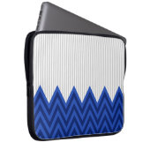 Modernes Royal Blue Zickzack Grau Streifen Muster Laptopschutzhülle (Vorne Rechts)