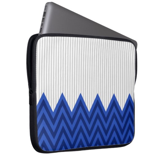 Modernes Royal Blue Zickzack Grau Streifen Muster Laptopschutzhülle (Vorne Rechts)
