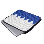 Modernes Royal Blue Zickzack Grau Streifen Muster Laptopschutzhülle (Vorne Knopf)