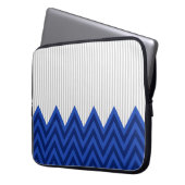 Modernes Royal Blue Zickzack Grau Streifen Muster Laptopschutzhülle (Vorderseite Links)