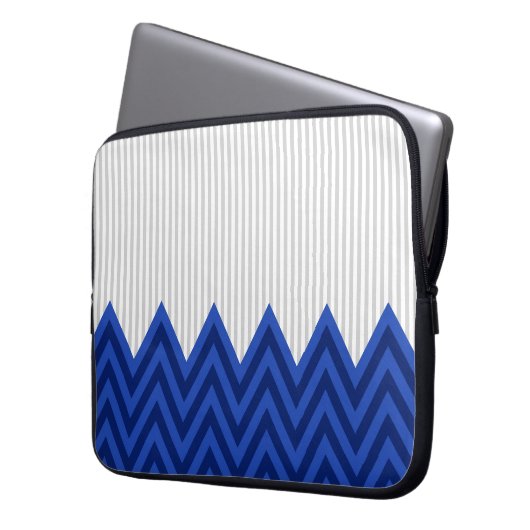 Modernes Royal Blue Zickzack Grau Streifen Muster Laptopschutzhülle (Vorderseite Links)