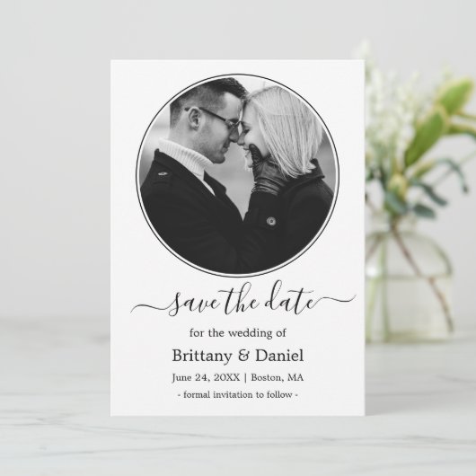 Modernes Rundrahmen Schwarz-Weiß-Foto Save The Date (Stehend Vorderseite)