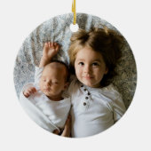 Modernes Rustikales Kleider Baby's erstes Weihnach Keramik Ornament (Hinten)