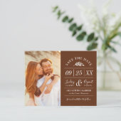 Modernes rustikales Typografie-Foto Save the Date Ankündigungspostkarte (Stehend Vorderseite)