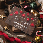 Modernes rustikales Weihnachtsgebäck Save the Date Ankündigungspostkarte<br><div class="desc">Rustikale Weihnachten,  Ankündigung Datum freihalten Karte mit Holzhintergrund,  roten Bauern,  Saitenleuchten und einer klassischen,  bearbeitbaren Vorlage,  die leicht personalisiert ist.</div>