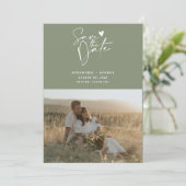 Modernes Sage Green Calligraphy Script-Foto Save The Date (Stehend Vorderseite)
