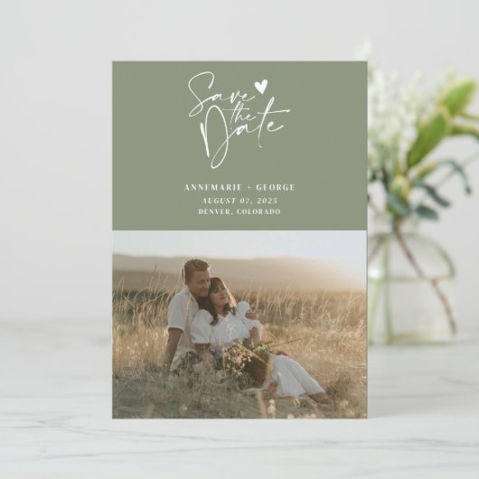 Modernes Sage Green Calligraphy Script-Foto Save The Date (Stehend Vorderseite)