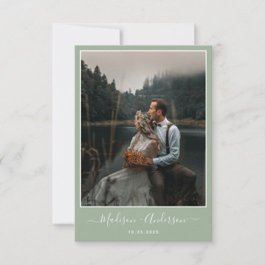 Modernes Sage Green mit zwei Foto Hochzeit Dankeskarte (Vorderseite)