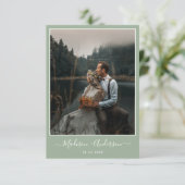 Modernes Sage Green mit zwei Foto Hochzeit Dankeskarte (Stehend Vorderseite)