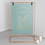 Modernes Sage Green Script Willkommen Brautparty Foliendrucke<br><div class="desc">Moderne Seite Grün Kalligrafie Script Willkommen Brautparty Real Gold Foil Prints Poster. Passen Sie es mit Ihrem Wunschnamen an,  legen Sie es in einen Rahmen oder auf einen Karton,  um in einen Metallrahmen zu hängen oder ihn auf einen Kasten zu legen.</div>