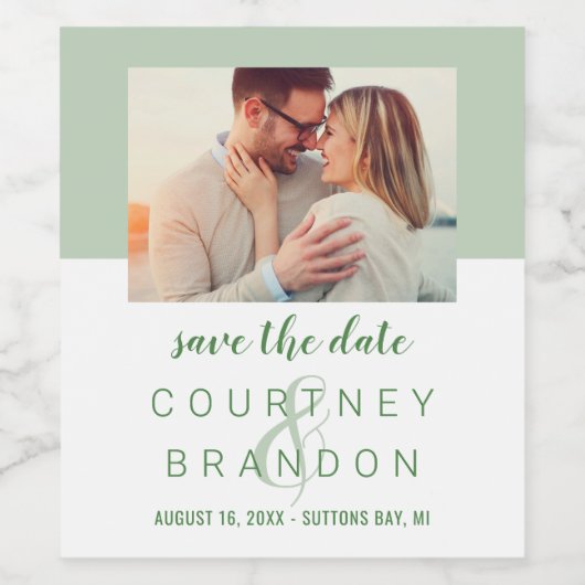 Modernes Sage Green Wedding Foto Save the Date Weinetikett (Einzelnes Label)