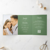 Modernes Sage Wedding RSVP Details QR Code Foto Dreifach Gefaltete Einladung (Innenseite)