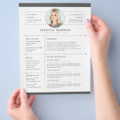 Modernes, sauberes Weiß- und Graues Foto Flyer (Hand)