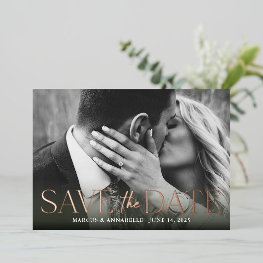 Modernes Save the Date Blush/Rose Gold Folieneinladung (Stehend vorne)
