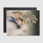 Modernes Save the Date elegantes Gold Script-Foto Magneteinladung (Vorne/Hinten)