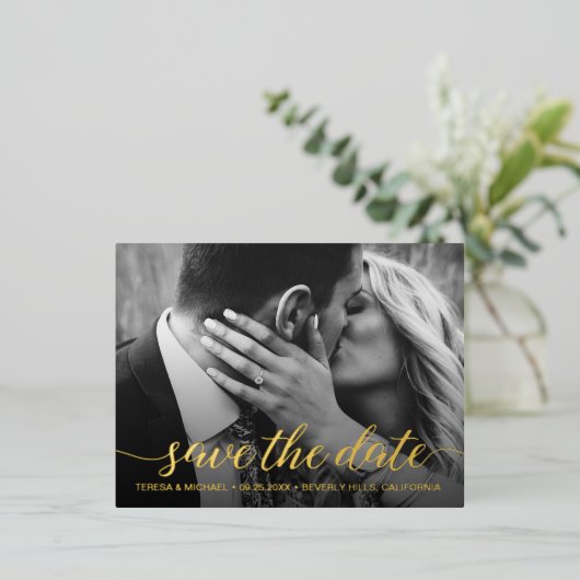 Modernes Save the Date Foto Wedding Real Gold Folie Einladungspostkarte (Stehend vorne)