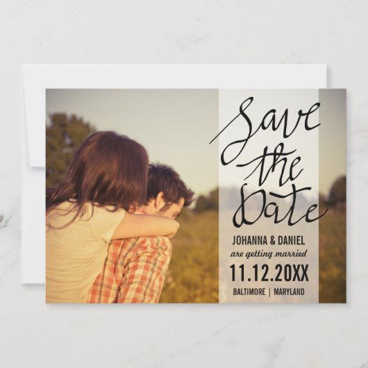 Modernes Save the Date Typografie-Paar-Foto (Vorderseite)