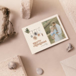 Modernes Scandi Boho Neutral Foto Feiertagskarte<br><div class="desc">'Willkommen den Weihnachtsgeist in Ihrem Zuhause in diesem Jahr und fügen Sie eine Touch des modernen Boho Stil zu Ihrem Urlaub Grüße mit diesem neutralen Foto Frohe Weihnachtskarte! Mit seinen warmen, erdigen Farben wird es sicher ein Gefühl von gemütlicher Ruhe und Freude auf Ihre Zuhause bringen. Mit einem einzigartigen Analog-Look-Foto-Effekt...</div>