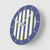Modernes Schiff mit blauen und weißen Streifen Runde Wanduhr (Winkel)