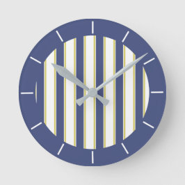 Modernes Schiff mit blauen und weißen Streifen Runde Wanduhr