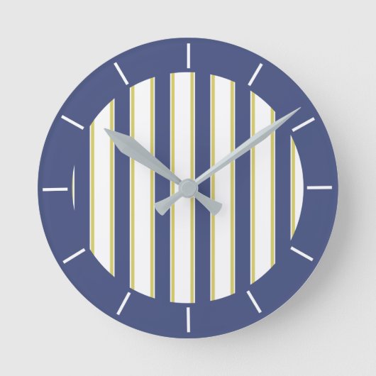 Modernes Schiff mit blauen und weißen Streifen Runde Wanduhr (Vorderseite)