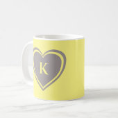 Modernes, schlichtes, gelbgraues Herzmonogramm Kaffeetasse (Vorderseite Links)