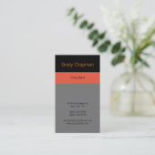 Modernes, Schlichtes, vertikales Schwarz-Grau-Desi Visitenkarte (Stehend Vorderseite)