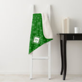 Modernes Schneeflockenmuster auf grünem Mit Monogr Sherpadecke (Beispiel)