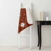 Modernes Schneeflockenmuster auf Mit Monogramm Rot Sherpadecke (Beispiel)