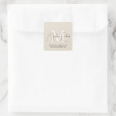 Modernes Schriftzeichen mit Monogramm, Beige Quadratischer Aufkleber (Tasche)
