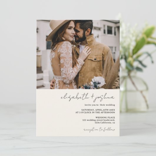 Modernes Schwarz-Beige 4 Foto Qr Einladung (Stehend Vorderseite)