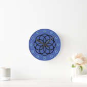 Modernes Schwarz/Blau-Blume-Design Runde Wanduhr (Zuhause)