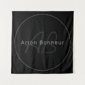 Modernes Schwarz & Grau | Cooler Name und Monogram Wandteppich (Vorderseite)