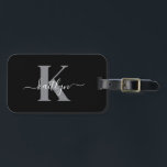 Modernes Schwarz-Grau-Script-Monogramm Gepäckanhänger<br><div class="desc">Dieses schlichte, elegante Gepäckanhänger mit Ihrem Vornamen in einem trendigen Schriftart in Weiß tippte über Ihren ersten Start in einem modernen Schriftart in Grau auf einer Seite und eine Folie in der Karte für Ihren Namen, Adresse und Telefonnummer auf der anderen Seite würde auf Ihren Koffern fabelhaft aussehen. Es ist...</div>