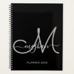 Modernes Schwarz Graues handgeschriebenes Script M Planer<br><div class="desc">Modernes, trendiges, gürtelschwarz-graues Drehbuch, personalisierter Name und mit Monogramm Planer. Dieses schlichte, elegante Design bietet eine weiße Vorname-Vorlage in kursiven Handschrift-Schriftart mit weiß geschwungenen Wimpern und ein riesiges handgeschriebenes Monogramm-Initialskript in grauer Farbe auf schwarzem Hintergrund. Dieses hübsche Notizbuch ist ein ideales Geschenk für Geschäftsleute, berufliche, schulische, Geburtstagsparty, Hochzeiten und alle...</div>