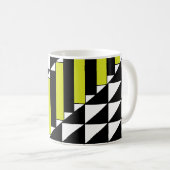 Modernes, schwarz-grünes Dreieck-Rechteck geometri Kaffeetasse (VorderseiteRechts)