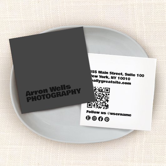 Modernes Schwarz mit schwarzem, muffigem QR-Code Quadratische Visitenkarte