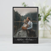 Modernes Schwarz mit zwei Fotos Hochzeit Dankeskarte (Stehend Vorderseite)