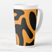 Modernes Schwarz-Orange-Freeform-Muster Milchtasse (Rechte Ecke)