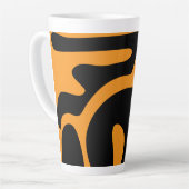 Modernes Schwarz-Orange-Freeform-Muster Milchtasse (Linke Ecke)