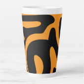 Modernes Schwarz-Orange-Freeform-Muster Milchtasse (Vorderseite)