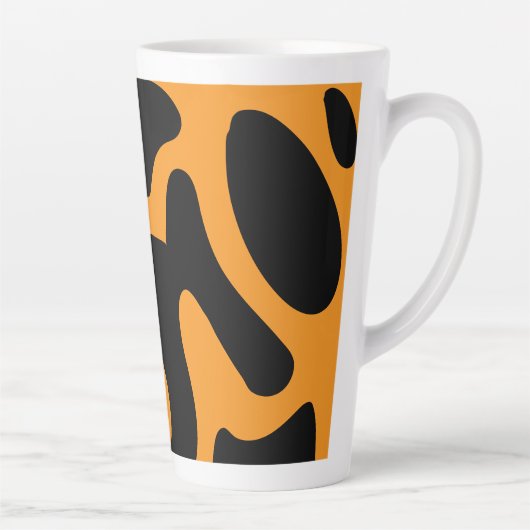 Modernes Schwarz-Orange-Freeform-Muster Milchtasse (Rechts)