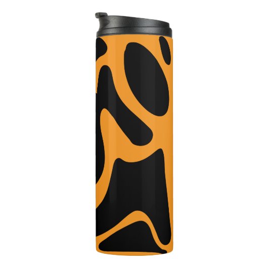 Modernes Schwarz-Orange-Freeform-Muster Thermosbecher (Nach rechts gedreht)