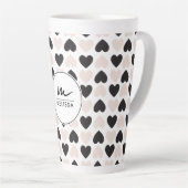 Modernes Schwarz-Rosa-Liebe-Herz-Monogramm Milchtasse (Rechte Ecke)